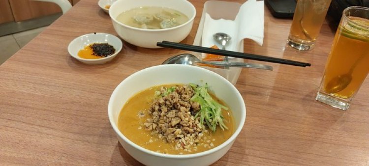 Shanghai Wonton Soup dan Shanghai Dan Dan Noodle di Bakmi GM : Kental dan Kaya Rasa